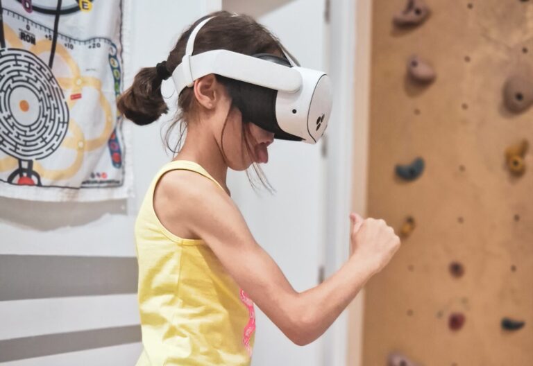 Niña realizando ejercicio de motricidad fina y gruesa con VR